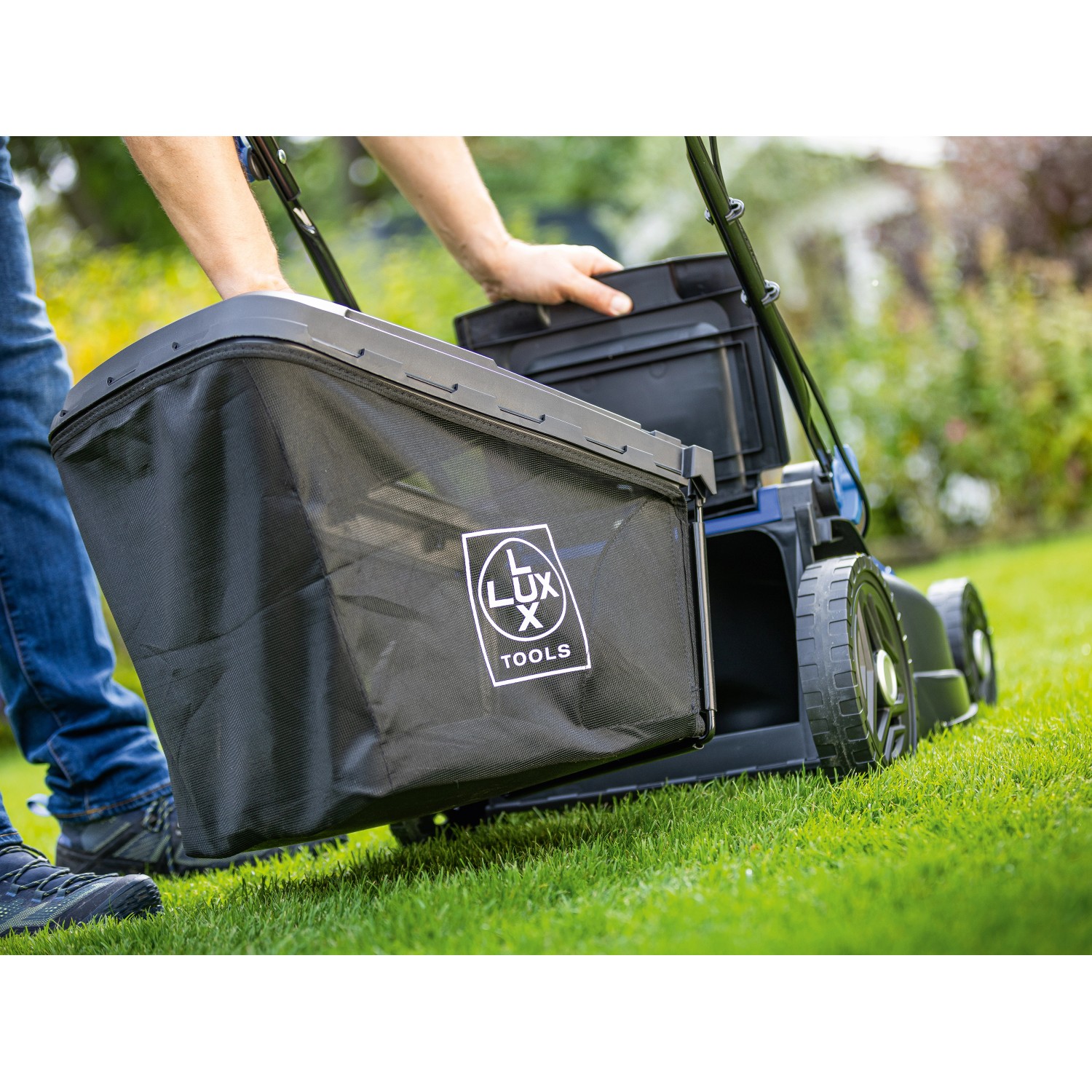 LUX-TOOLS Elektro-Rasenmäher E-RM-1800/43 mit Textilfangsack in Nutzung.