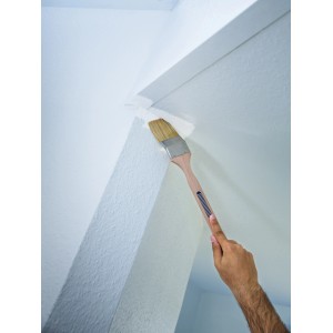 LUX Eckenpinsel 50 mm im Einsatz: Streichen einer weißen Ecke mit Kunstborsten und Holzgriff.