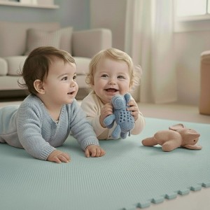 Zwei Babys spielen lachend auf einer mintfarbenen LittleTom Spiel- & Krabbelmatte. Die weiche Puzzlematte ist ideal für Kinder.