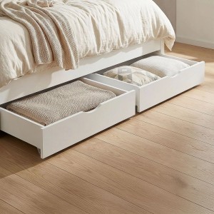 Zwei weiße Homestyle4u Bettkästen auf Rollen unter einem Bett, gefüllt mit Decke und Kissen. Praktischer Stauraum für Betten.