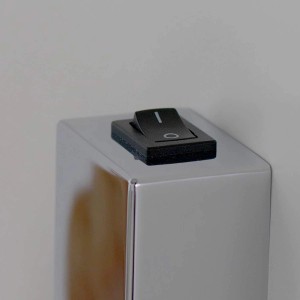 Detailaufnahme: Keuco iLook move Kosmetikspiegel, verchromt, mit Wippschalter.