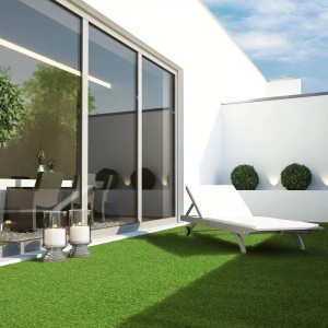 Kunstrasen Terraza 18mm auf Terrasse mit Liege und Deko. UV-beständig, pflegeleicht.