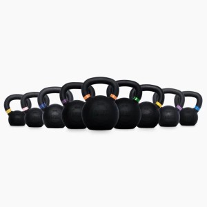 Schwarze Gusseisen Kettlebells in verschiedenen Gewichten mit farbigen Griffringen für Fitness Training.
