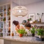Philips LED E14 Tropfenlampe, 2,3W, matt, in Lampe über Tisch mit Familie. Energiesparend und langlebig.