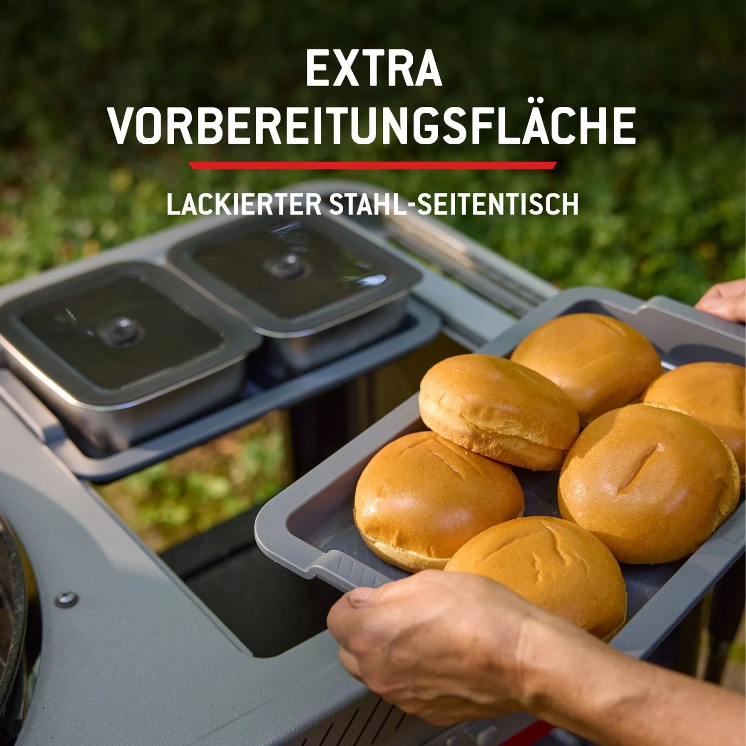 Weber Performer Holzkohlegrill: Lackierter Stahl-Seitentisch mit Behältern und Ablage. Extra Vorbereitungsfläche.