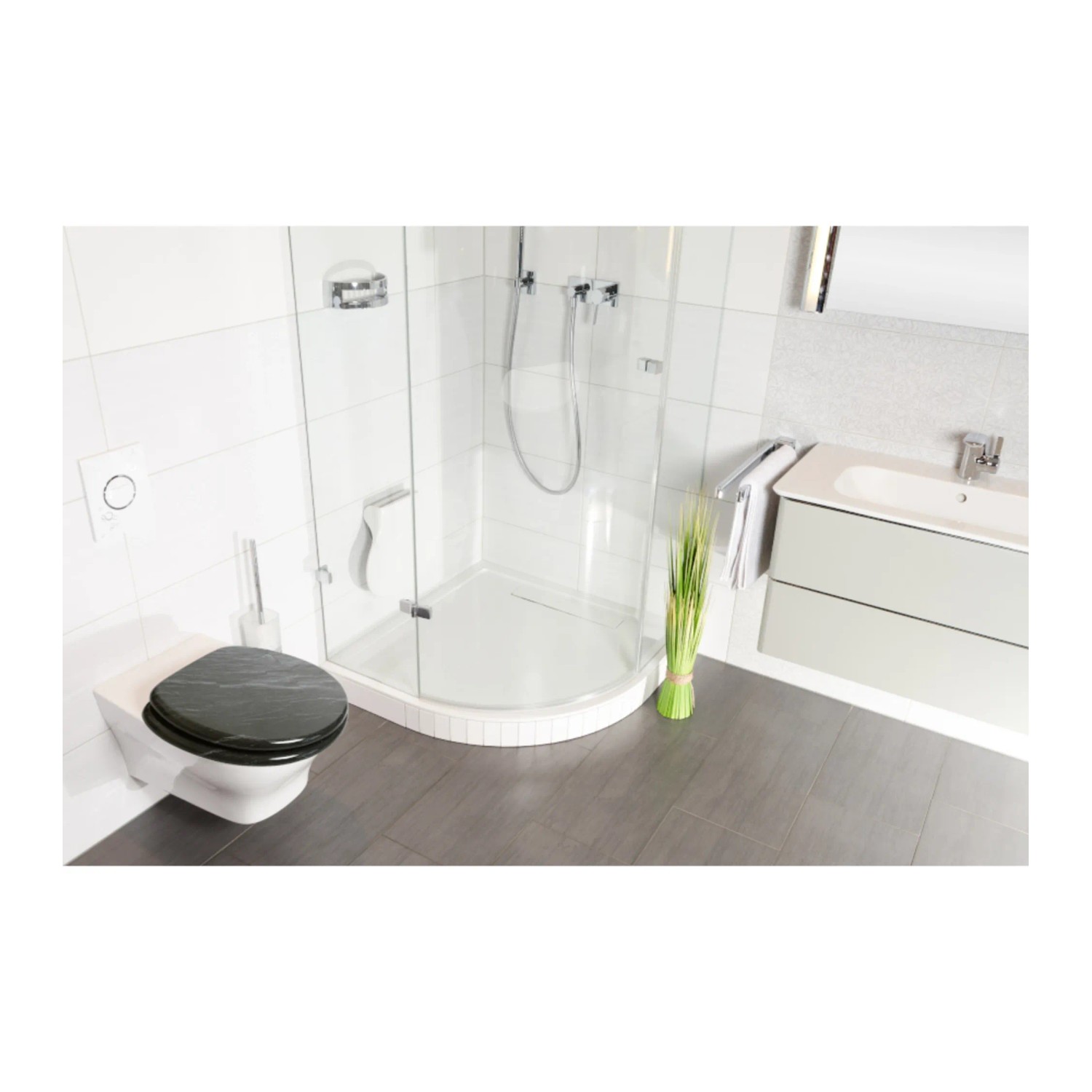 Sanilo Badteppich Granit 50x80 cm im modernen Badezimmer mit Dusche und Waschtisch.
