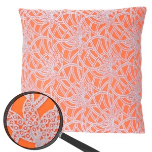 Oranges Deko-Kissen 45x45cm mit weißem Barockmuster. Polyester-Kissen mit Füllung.