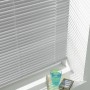 Silberne Gardinia Aluminium Jalousie (90x130 cm) am Fenster mit Lichtreflexionen.