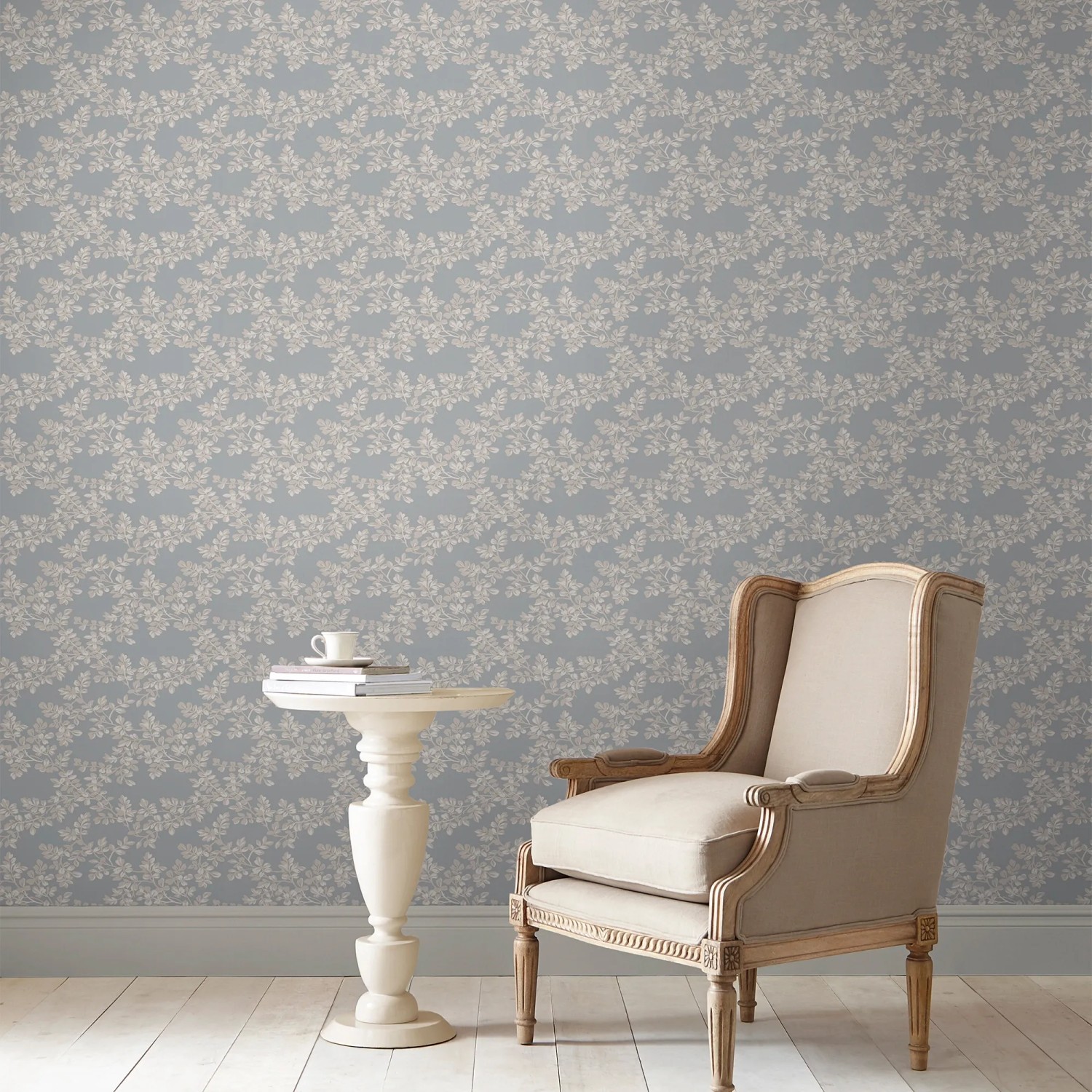 Laura Ashley Vliestapete Burnham Pale Seaspray mit Blattmuster in Wohnraum-Szene.