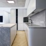 Moderne Küche mit zwei Ledvance Smart+ WiFi Panelleuchten mit Farbwechsel an der Decke.