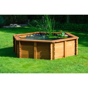 Hexagon Gartenteich aus Kiefernholz mit Teichfolie, braun, mit Wasserpflanzen und kleiner Fontäne.