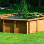 Hexagon Gartenteich aus Kiefernholz mit Teichfolie, braun, mit Wasserpflanzen und kleiner Fontäne.