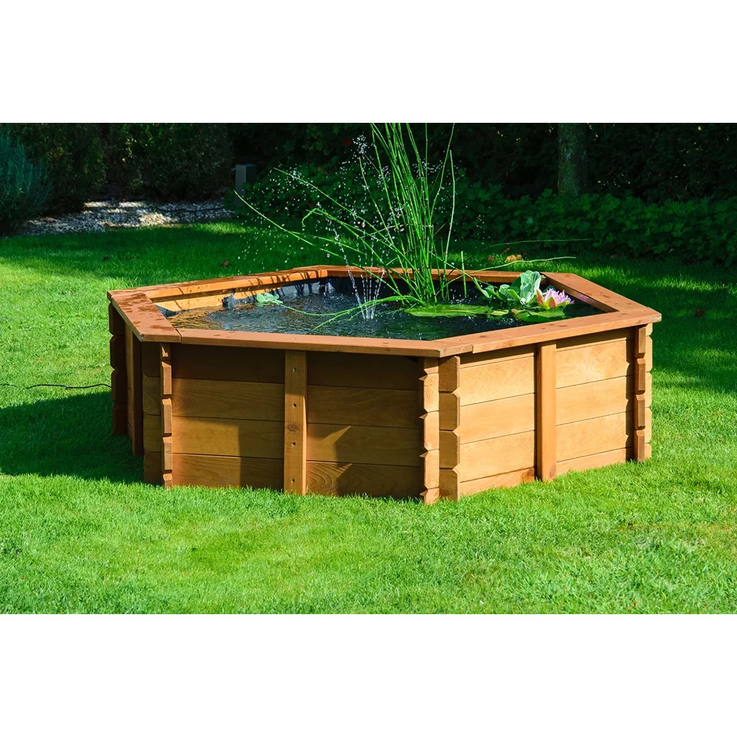 Hexagon Gartenteich aus Kiefernholz mit Teichfolie, braun, mit Wasserpflanzen und kleiner Fontäne.