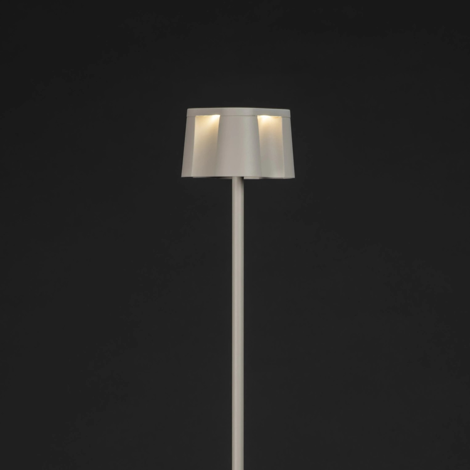 Weiße Konstsmide LED Stehleuchte Nice, 120cm, für Innen- und Außenbereich.