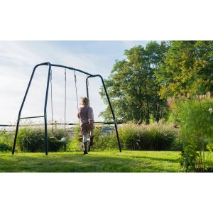 Exit Doppelschaukel Ivy Grün mit Kind im Garten. Schaukel mit Reckstangen und grünem Sitz.