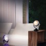 Näve Design-Tischlampen Carlamp, violett und silber, im Retrodesign auf Nachttischen.