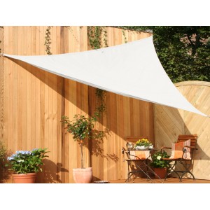 Weißes Floracord Dreiecksonnensegel aus HDPE, 360x360x360 cm, montiert im Garten.