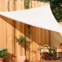 Weißes Floracord Dreiecksonnensegel aus HDPE, 360x360x360 cm, montiert im Garten.