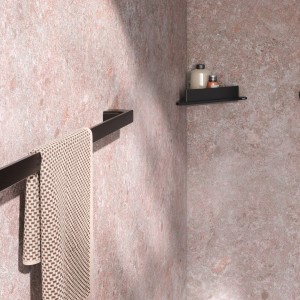 Schwarzer Keuco Badetuchhalter Rose, 60 cm, mit Handtuch im Badezimmer.