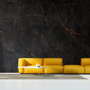 PROFHOME Fototapete in Marmoroptik Schwarz-Orange hinter gelbem Sofa. Elegantes Wanddesign.