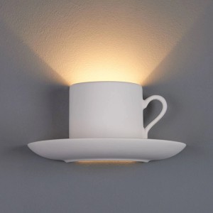 Weiße Lindby Wandleuchte in Tassenform aus Gips/Ton. Moderne Küchenlampe mit Up- & Downlight-Effekt.