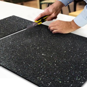 Zuschneiden der schwarzen KARAT Antivibrationsmatte/Schallschutzmatte (62,5x100 cm) mit Cutter.