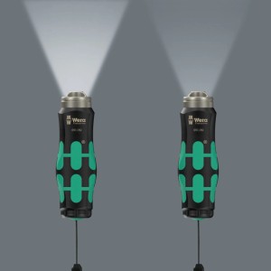 Zwei Wera Kraftform Schraublampen Flashdriver, schwarz-grün, leuchten hell. Teil des Adventskalender Werkzeug-Sets.