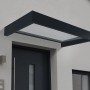 Modernes Palram Canopia Sophia Vordach 1.5 x 0.9 in Anthrazit mit klarer Acrylplatte über einer Haustür.