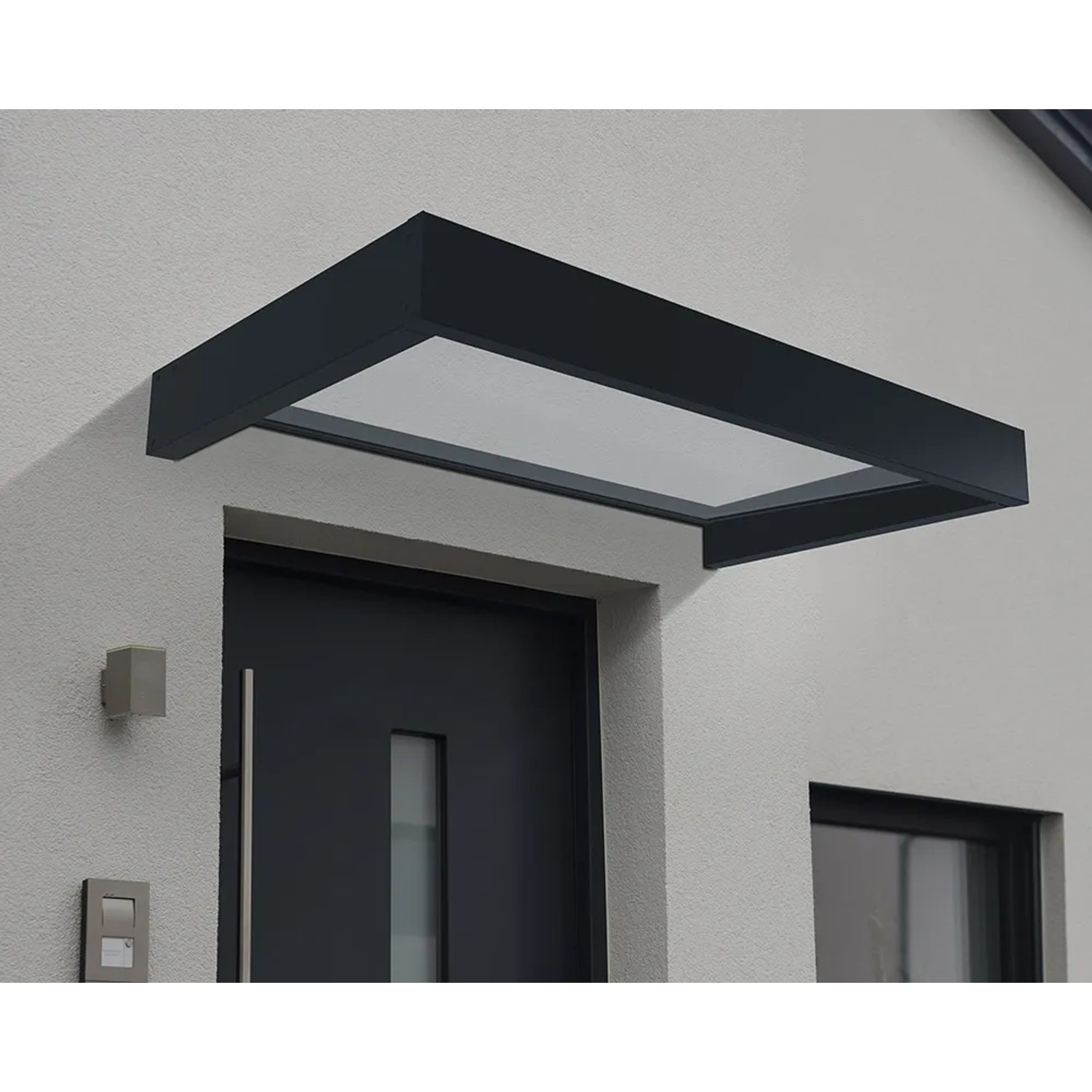 Modernes Palram Canopia Sophia Vordach 1.5 x 0.9 in Anthrazit mit klarer Acrylplatte über einer Haustür.