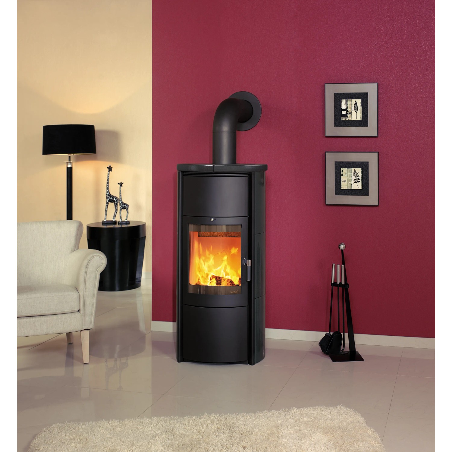 Schwarzer Hark Dauerbrand-Kaminofen Keno ECOplus mit Kacheln und Automatik, 7 kW, Energieeffizienzklasse A+.
