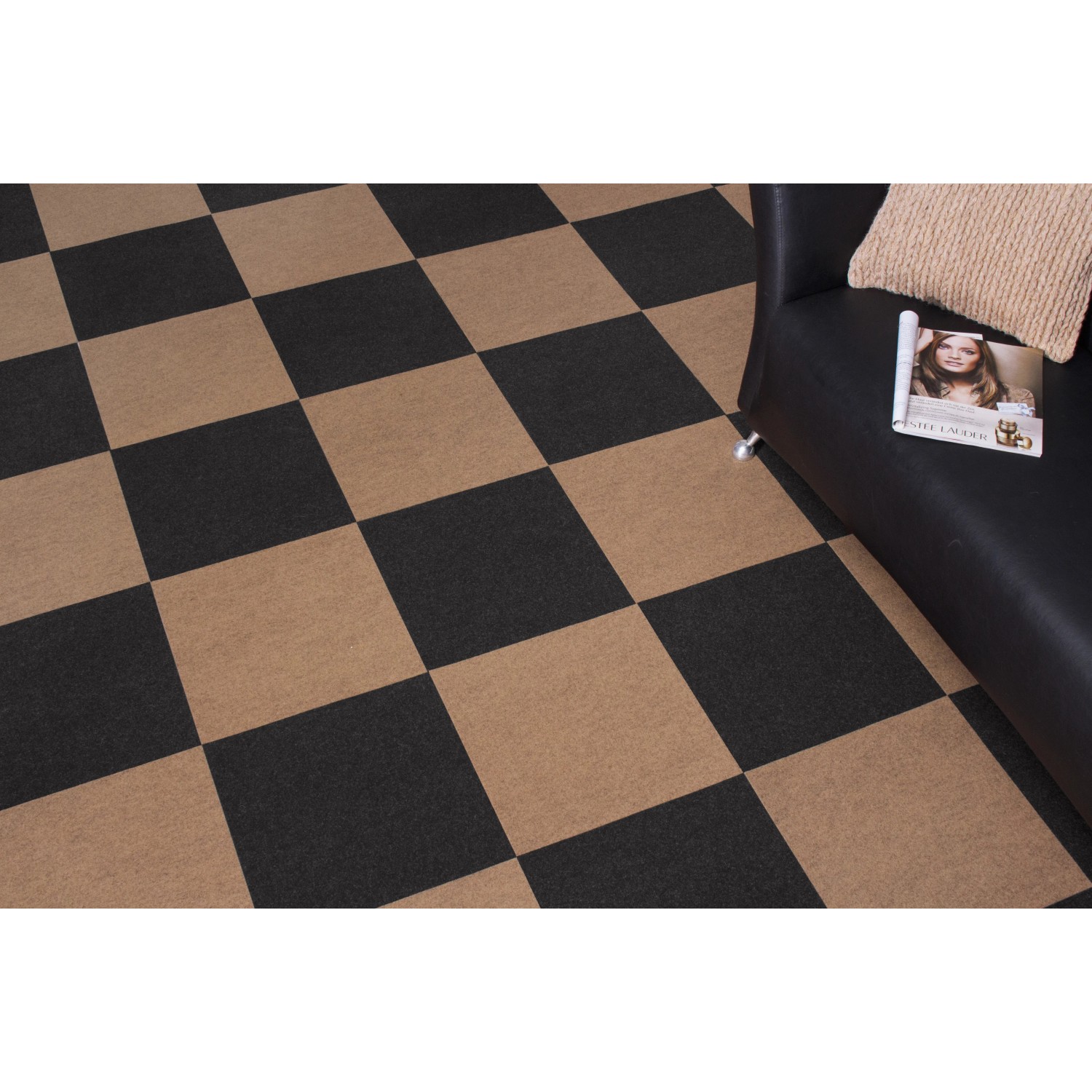 Beige Andiamo Teppichfliesen, selbstklebend, 40x40 cm, im Schachbrettmuster verlegt.