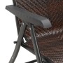 Brauner klappbarer Poly Rattan Gartenstuhl: Detail von Armlehne, Geflecht und Stahlrahmen.