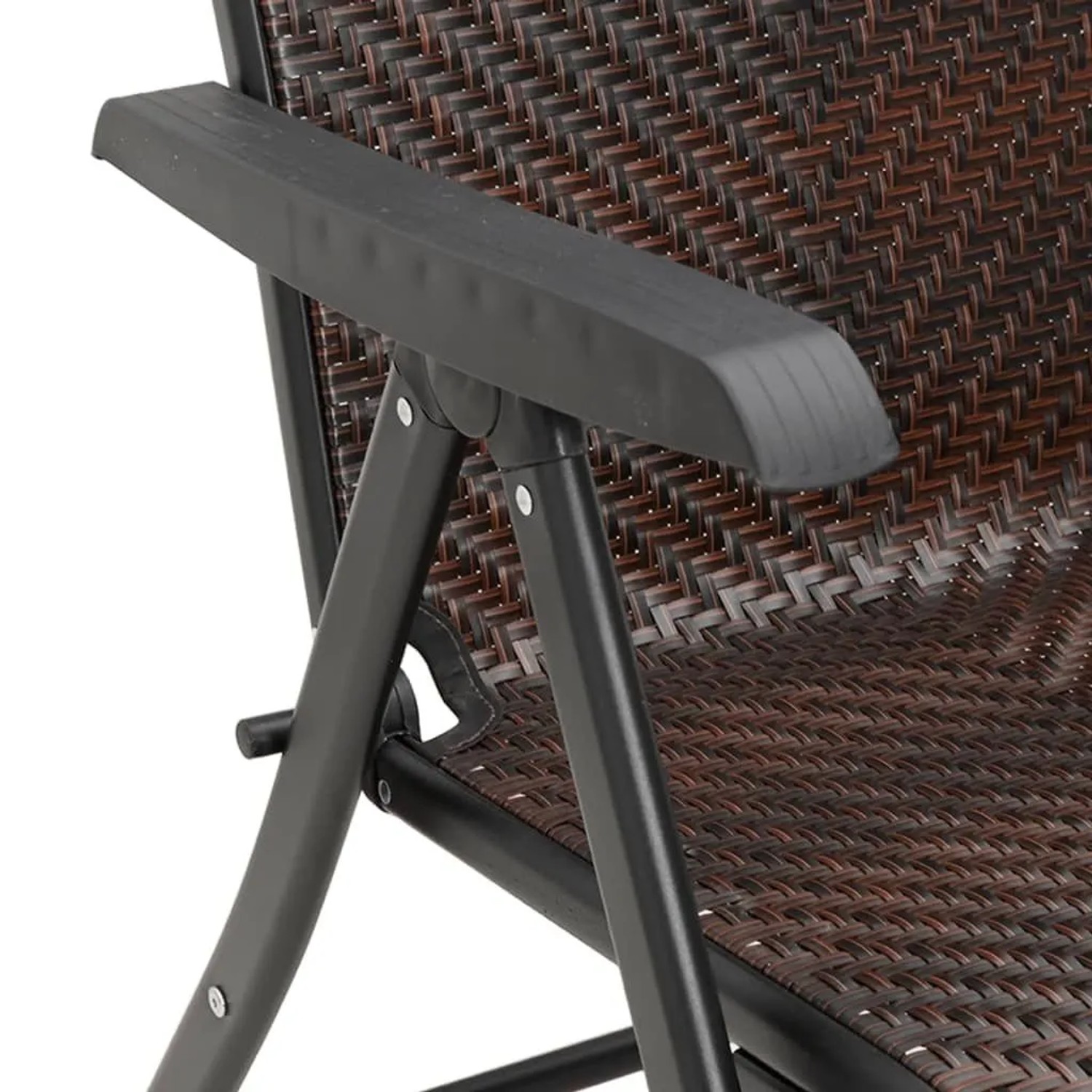 Brauner klappbarer Poly Rattan Gartenstuhl: Detail von Armlehne, Geflecht und Stahlrahmen.