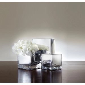 Rust-Oleum Spiegeleffekt Spray: Glasvasen mit silbernem Spiegeleffekt, dekoriert mit weißen Hortensien.