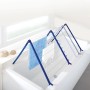 Leifheit Badewannentrockner Pegasus V Duo auf Badewanne mit Wäsche. Platzsparender Wäscheständer.