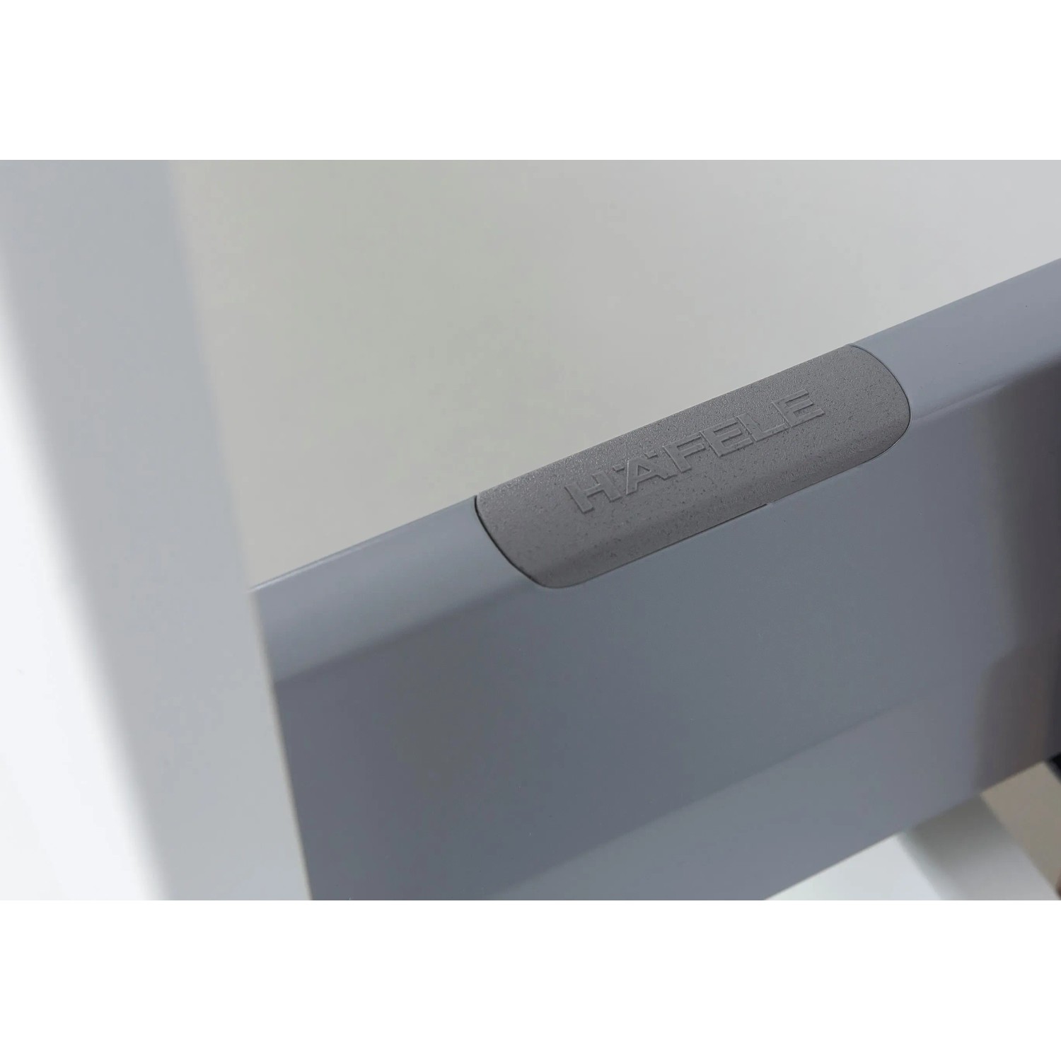 Detailaufnahme: Schublade des Held Möbel Bad-Hochschranks Verona, grau-graphitfarben.