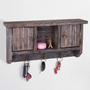 Shabby braunes Schlüsselbrett aus Massiv-Holz mit Türen, Ablagefächern und drei Haken für Schlüssel. Dekoartikel.