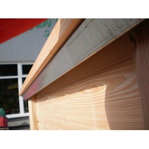 KGT Schneckenkante Woody 210 am Hochbeet, Detailaufnahme des Schneckenschutzes aus verzinktem Stahl.