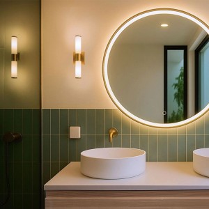 Moderne goldene QAZQA Wandleuchte mit zwei Flammen im Badezimmer. Spritzwassergeschützte Badlampe für stilvolle Beleuchtung.