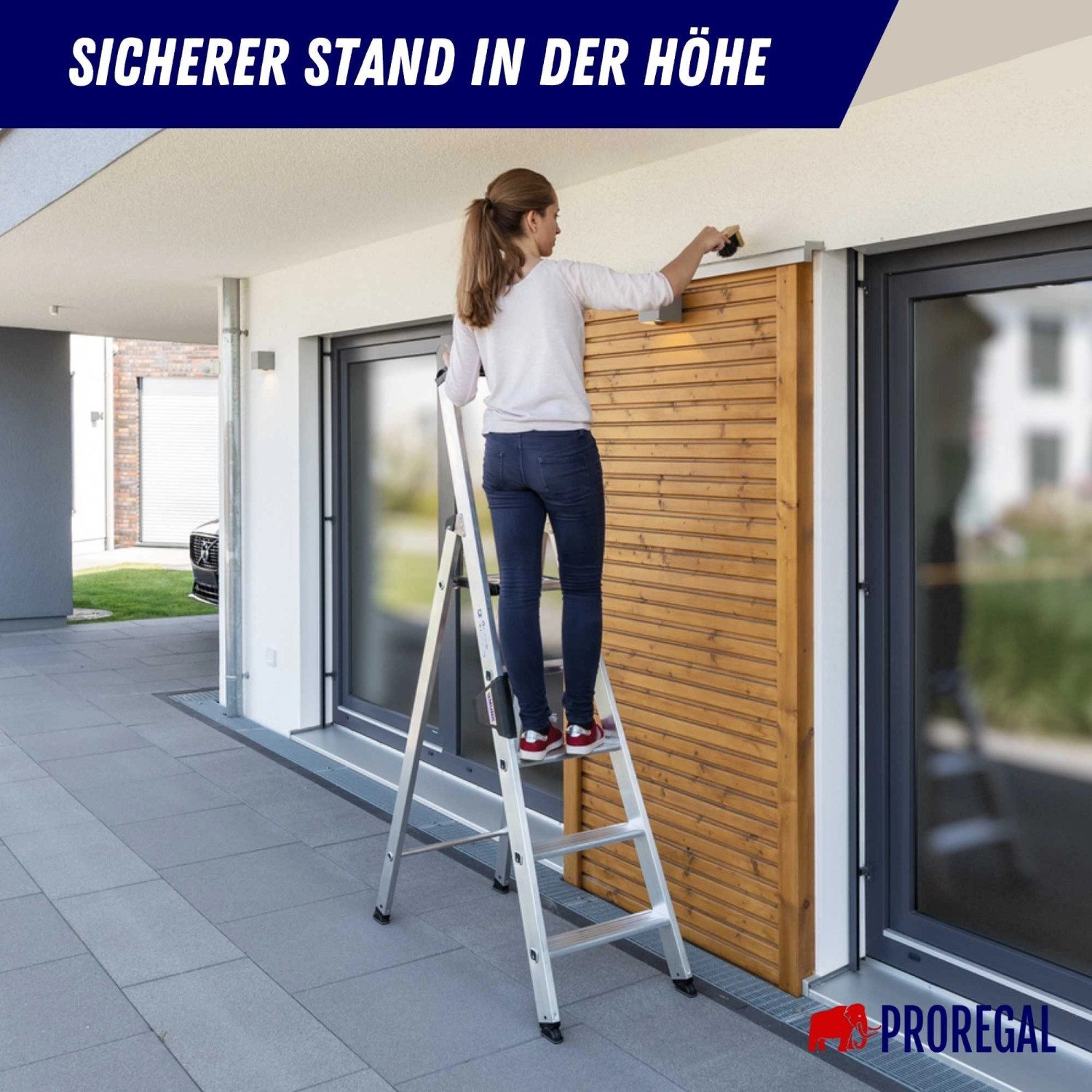 PROREGAL Stufen-Stehleiter mit 9 Stufen im Einsatz, sicherer Stand bei Arbeiten in der Höhe.