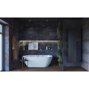 Dunkle, matte Keramik Wandfliesen im Großformat mit Metallic-Effekt in einem modernen Bad mit Badewanne.