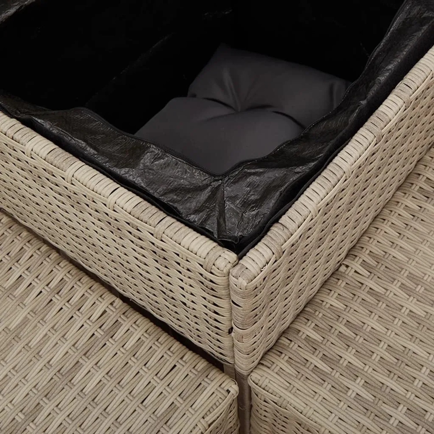 Detailansicht: Hellgraues Gartensofa in L-Form aus Poly Rattan mit wasserfestem Stauraum.