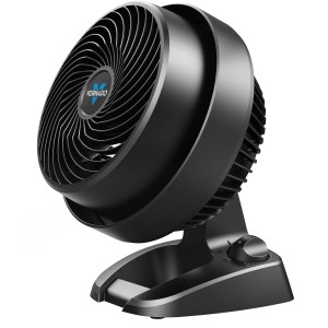 Schwarzer Vornado 530 Tischventilator für optimale Luftzirkulation im Raum.