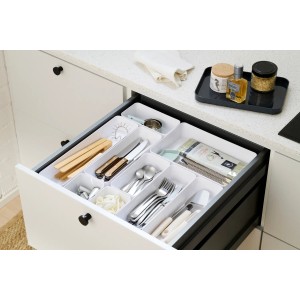 Weißer SmartStore Compact Sort 30x20 Organizer in einer Schublade mit Besteck und Küchenutensilien.