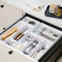 Weißer SmartStore Compact Sort 30x20 Organizer in einer Schublade mit Besteck und Küchenutensilien.