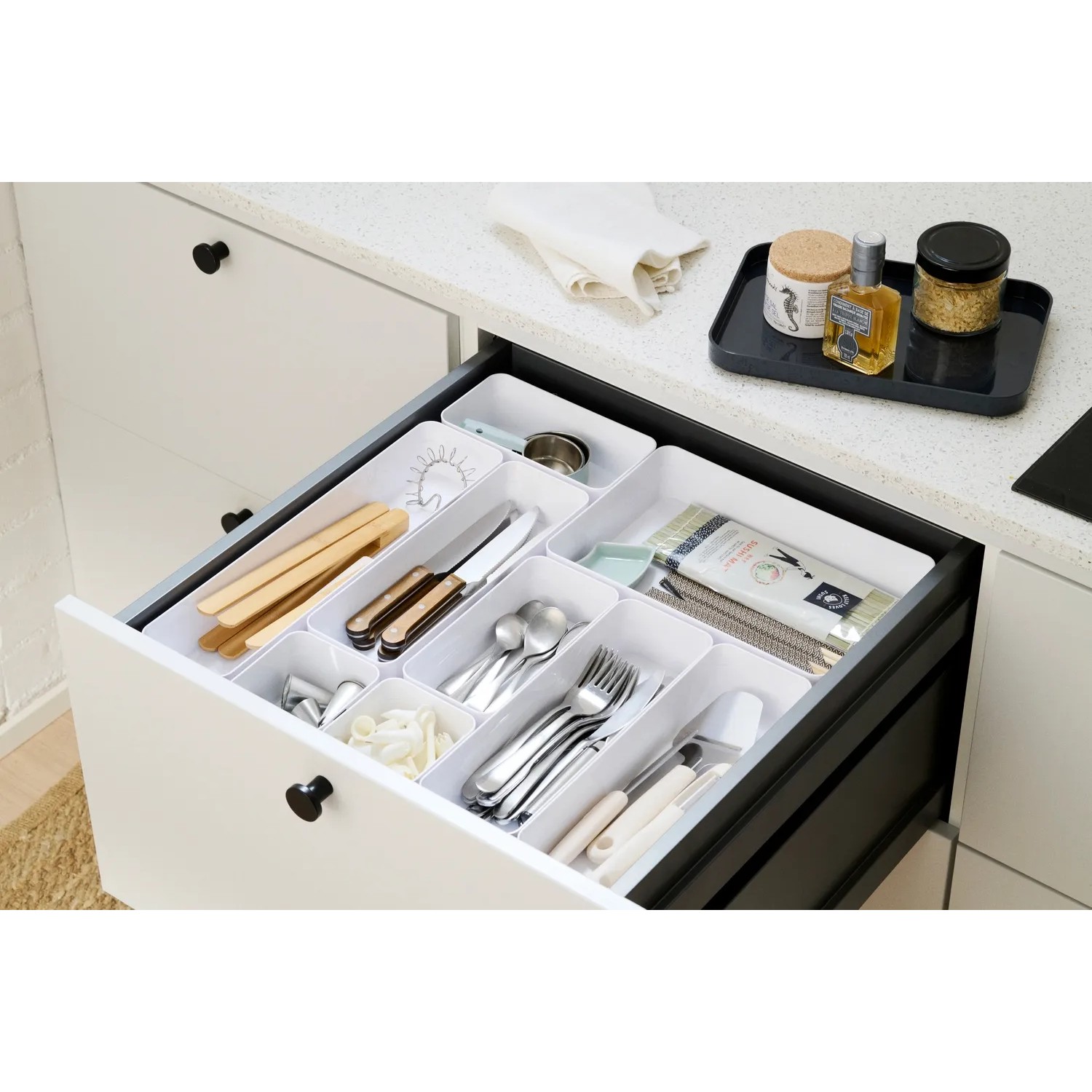 Weißer SmartStore Compact Sort 30x20 Organizer in einer Schublade mit Besteck und Küchenutensilien.