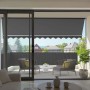 Graue Spettmann Fallarmmarkise Line, 400x150 cm, weiße Halterung, am Balkon montiert.