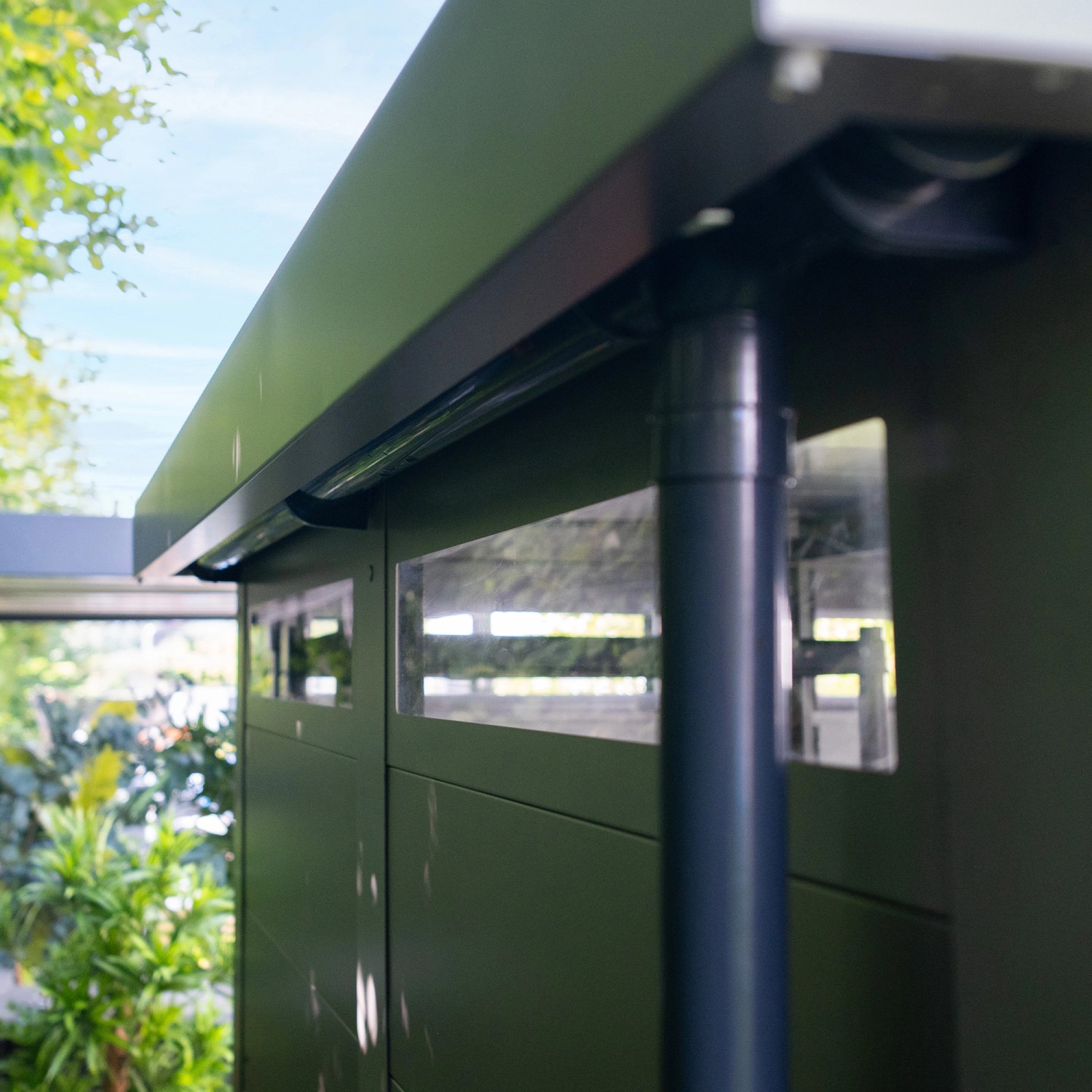 Detailansicht des graualuminium Amazing Spaces Gartenhauses Shape mit Regenrinne.