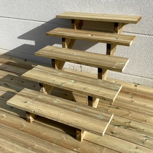 Vinuovo Außentreppe aus Holz mit 5 Stufen (100cm) ohne Setzstufen, montiert auf einer Holzterrasse.