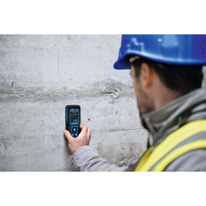 Bosch Professional GMM 1-15 Materialfeuchtemessgerät bei der Messung an einer Betonwand.